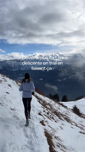 Deviens plus fort en descente en trail en faisant ça : • descends souvent, même sur de petites pentes 🔽 • commence lentement et accélère progressivement • augmente la cadence plutôt que la longueur de foulée • relâche le haut du corps, bras libres • regarde loin devant, pas tes pieds Ajoute à ça : • du renforcement excentrique (quadriceps, mollets) 💪 • des descentes en fin de séance, quand les jambes sont déjà entamées La descente ne s’improvise pas. Elle se travaille. Et bien maîtrisée, c’est