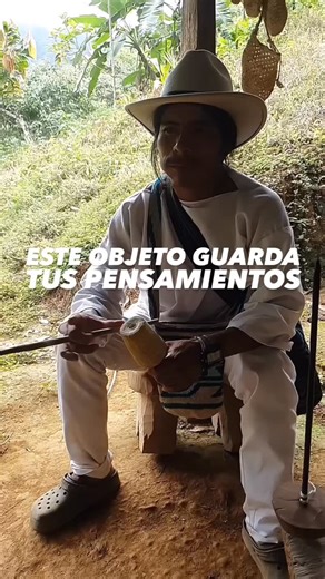 Sofi Prado on Instagram: "✨ El poporo: un objeto sagrado que guarda tus pensamientos ✨ En las culturas indígenas de la Sierra Nevada (Colombia), pensar es un acto sagrado. Cada reflexión, decisión importante o palabra con peso se acompaña del gesto de frotar el palillo contra el poporo. Ese roce no desgasta el objeto: con el tiempo se forman capas que acumulan pensamientos, aprendizajes y responsabilidades, convirtiendo al poporo en una memoria física de la vida mental y espiritual de quien lo p