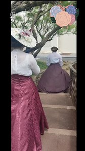 Historia Tempori ladies walking in Biarritz during "Crampottons Ensemble", an event created by "Théatrons Ensemble" cie. | Arsenic in the Shell
