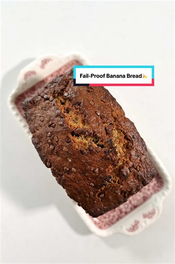 Banana Bread -> reteta care iese perfect de fiecare data 🍌 Banana bread-ul acesta a devenit rapid una dintre retetele mele preferate. Este genul de desert simplu, facut din ingrediente la indemana, dar care iese perfect de fiecare data: pufoasa, aromata si bine coapta la mijloc. Am facut-o de multe ori in ultimele luni si, de fiecare data cand am postat, mi-ati cerut reteta. Asa ca o las aici, exact asa cum o fac eu, cu mici detalii care fac diferenta. Ingrediente \t•\t3 banane medii foarte bin