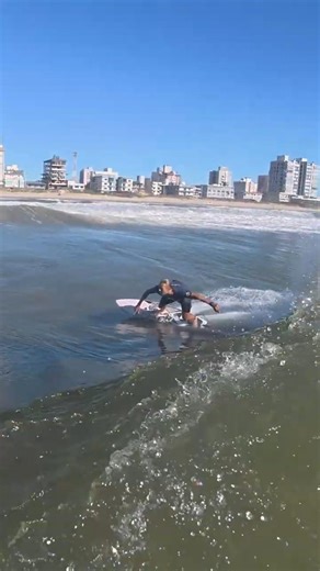 "Vai, vai, vai, vai..." - e ele conseguiu dropar a onda 🏄‍♂️ #surf #navegantessc #ondas