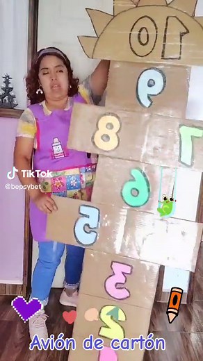Te enseño cómo hacer un avión de cartón para jugar con los niños ; mientras reforzamos su motricidad gruesa ⭐ #maestras #reciclaje #carton #motricidadgrueza #numeros #avion #materialdidacticoparaniños #quetuull #missbepsy #actividadesparaniños #fypシ #aprendeconmissbepsy #fyp #teenseñocomo #aprendeentiktok #maestrasdepreescolar👧🏻👦🏼💕🌈 #cosasdemaestras #paramaestras #lovientiktok #aprendeentiktok #tipsdemiss #miraesto #lamaestra