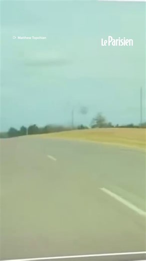 56K views · 285 reactions | À Oklahoma City (États-Unis), la Dashcam d'une Tesla a capturé le moment où le pilotage automatique de la voiture a évité une collision sur l'autoroute avec un avion en train de chuter. Selon le média local KOCO, cet avion de la Garde nationale s'est écrasé dans un champ pendant un entraînement. Les deux pilotes à bord sont en vie. | Le Parisien | Facebook