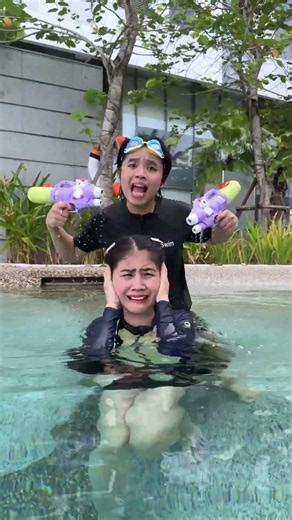 MMF - Cuộc chiến súng nước ở hồ bơi || Water gun fight at the swimming pool 🔫