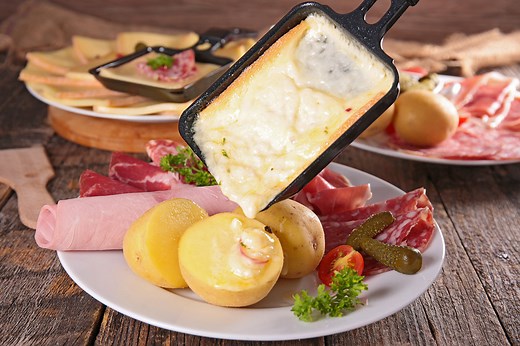 Qué es la raclette y cómo prepararla: la guía definitiva para disfrutar de este magnífico plato de queso suizo