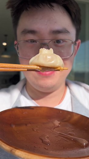 Bursting soup dumplings 🥟💦 (random 3x speed at 5s. Your phone didn’t lose its mind 😂) #dumplings #xiaolongbao #chinesefood #foodasmr #homecooking #cookingasmr #recipes