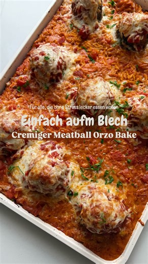 Ich bin’s die Mel on Instagram: "Meatball Orzo Bake 😮‍💨 … für alle die gerne ohne Stress lecker essen! Für die Meatballs: • 1 kg Hackfleisch • 2 große Eier • 60 g Paniermehl • 50 g geriebener Parmesan • 1 fein gehackte gelbe Zwiebel • 2½ TL Salz • 1 TL schwarzer Pfeffer • 3 TL italienische Kräuter • 1 TL gehackter Knoblauch Für die Soße & Beilage: • 800 ml Gemüsebrühe • 200 ml Sahne • 1 Glas Tomatensoße • 1 Dose gehackte Tomaten (400 g) • 1 Prise Salz • 400g Orzo (Kritharaki-Nudeln) • Mozzarel