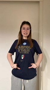 Aujourd’hui, Léna t’apprend le vocabulaire de l’école en langue des signes française (LSF). École, collège, lycée, classe, professeur, élève, cahier, crayon, tableau, bibliothèque, récréation… La LSF est une langue à part entière, vivante, riche et accessible à tous. Prends une minute pour apprendre, comprendre et regarder autrement 💛 Dis-moi en commentaire quel mot tu as préféré… et dis-moi si tu veux un prochain thème lundi prochain 👇 #languesdessignes #LSF #inclusion #education #apprendreen