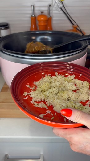 Quick easy & delicious crockpot dinner recipe! Pkg cube steak Pkg sliced mushrooms 1-2 yellow onions Golden mushroom soup Brown gravy packet Onion powder Minced onion Minced garlic Worcestershire sauce 1/2 cup beef broth High for 6-8 or low 3-4 | Platinum Sass