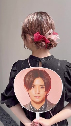 お洒落なジャニヲタさん向け✨\\ concert arrange/ 担当カラーのリボンで可愛く仕上げます🎀 @Hey! Sɑy! JUMP / J Storm【公式】 量産型すぎない大人可愛い！だけど特別な！ コンサートアレンジ💐 下の方でまとめたシニヨンが大人可愛いくなります❤︎ 大事なご予定前は是非お任せください☺️ 📍mimi by cachecache （最寄駅:表参道駅） 💌ご予約はInstagramより！プロフィールに記載のurl 又は、DMより （火曜、水曜 定休日） ▫️6.7月のご予約承ってます🌱 プロフィール記載のurlより空き状況確認できます🙆‍♀️ #表参道美容師 #東京美容室 #表参道美容室 #ツインアレンジ #ツインテールアレンジ #セルフアレンジ #リボンアレンジ #表参道ヘアアレンジ #ヘアアレンジ #お呼ばれアレンジ #お呼ばれヘア #結婚式アレンジ #結婚式ヘア #同窓会アレンジ #同窓会ヘア #和装アレンジ #和装ヘア #成人式アレンジ #成人式ヘア #卒業式アレンジ #卒業式ヘア #振袖ヘアアレンジ #袴ヘアアレンジ #コンサートアレ