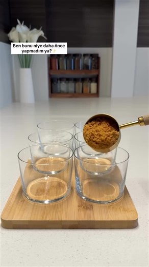 Kolay Tarifler on Instagram: "@semra_gurcay ve diğerleri beğendi nurcankayya Karamelli bisküvili cup 🤎 Bir kaşık asla yetmez… Kaydetmeyi unutma ✨ TARİF👇🥄🤤 En alt tabanı için; Karamelli bisküvi(rondo’dançekilmiş) Orta kat Kreması için👇 3 su bardağı süt 1 yumurta sarısı 2,5 kaşık un 2 kaşık nişasta 5-6 yemek kaşığı şeker Vanilin 1,5 yemek kaşığı tereyağı Krema için malzemeleri tencere alıp kıvam alana kadar pişirin.Soğumaya bırakın. Soğuyunca👇 100 gram krema Yarım paket krem şanti’yi içine e