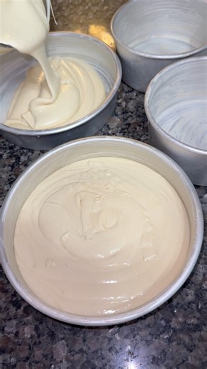 Easy cake release, just mix together equal parts flour, vegetable oil and shortening 🤩 #cakes #cake #cakedecorating #baking | Berrylicious Sweets