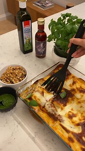 Hanne-Lenes vegetar sin nydelige vegetarlasagne med masse grønnsaker, masse smak og en konsistens som kan lure de fleste til å tro at det er en klassisk lasagne 🤭 Dette er definitivt hennes mest populære oppskrift! Hvem vil prøve den? Se oppskriften her: meny.no/oppskrifter/Pasta/Lasagne/vegetar-lasagne/ Takk til Meny Manglerud for filmen! 🤩 | MENY