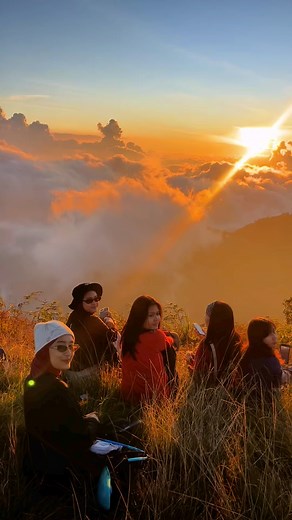 It’s not a girls trip without the dedicated time to 💄get ready💄🤫 Who’s with us?!!! In our previous trip to Prau, we bring what’s essential: a practical makeup item to add the spice ❤️‍🔥 some acne treatment to pamper our skin, after being exposed to the sun and the cold!! @nacificofficial.id What’s your MUST BRING at every trip?👀 | genaoffcl