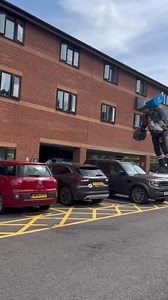 La cadena de pizzas Domino's probó su primera entrega en jetpack (mochila propulsora) a los asistentes del Festival de Glastonbury, que se llevó a cabo del 21 al 25 de junio en el Reino Unido, previo a la presentación del legenario Elton John. Según la pizzería, la empresa se inspiró en el la canción "Rocket Man (”Hombre Cohete”) original de Elton John, uno de los grandes invitados encabezando el cartel del prestigiado festival en su reciente edición 2023. "Cuando nos dimos cuenta de que servir 