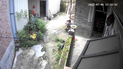 Pressure cooker explosion startles woman outside kitchen in Guangxi, China