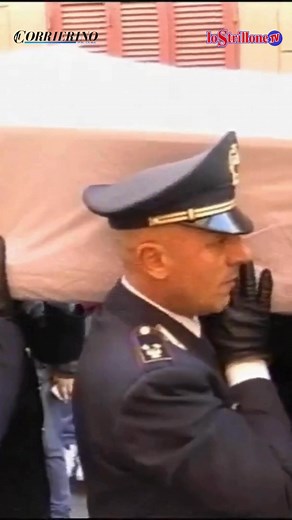 202K views · 5.8K reactions | Poliziotto ucciso da un suv a Torre del Greco. Oggi è il giorno dell'ultimo saluto ad Aniello Scarpati, morto mentre era in servizio. Il feretro portato a spalla dal figlio IL VIDEO | lostrillone.tv | Facebook