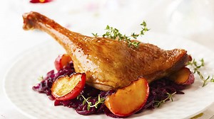 Víme, kde v Praze dělají nejlepší kachnu se zelím. Nejlépe hodnocené jsou restaurace U Bansethů, U Kroka a U Modré kachničky