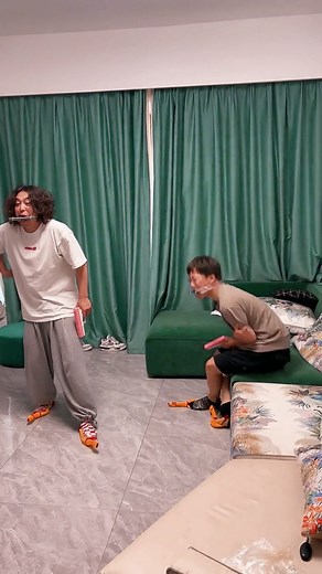 Screaming chicken blindfolded and beating people challenge, like shooting dragonflies when I was a child! 尖叫鸡打人挑战！#2023 #sharehide #Putaway #Screamingchicken #screamingchickens #尖叫鸡 #尖叫鸡打人挑战 #funnyvideosforyou