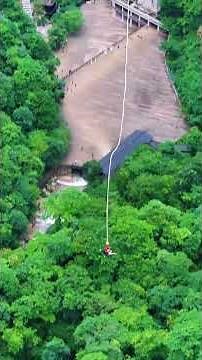 This bungee jump is too high, I'm already crying from fear