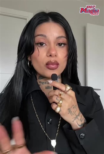 ¡¿NODAL BUSCO UNA MODELO PARECIDA A CAZZU EN SU NUEVO VIDEO MUSICAL?!🤨📽️🎶 Este fin de semana pasado, Christian Nodal estrenó en sus redes sociales la canción “Un Vals”, tema romántico que algunos afirman era dedicado a su esposa, Ángela Aguilar, pero, internautas en la redes sociales notaron el parecido entre la modelo del videoclip y su expareja, Julieta Cazzucheli, mejor conocida como “Cazzu”. 🧐 Al hacerse más grande la polémica, varios involucrados salieron a dar la versión de lo sucedido