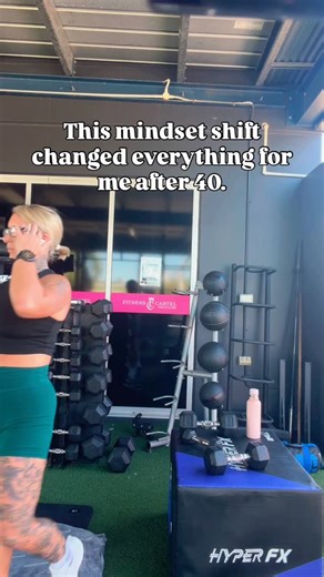 Here’s the truth nobody tells you: after 40, your body and brain don’t respond to extremes the way they used to. Fad diets, 5 AM marathons, or “go hard or go home” plans? They burn you out faster than they build results. The shift? I stopped chasing perfection and started chasing consistency. 💡 Science backs it: small, repeated actions create lasting habits. 💡 Skipping one workout doesn’t erase progress—but giving up does. 💡 Energy management beats willpower—work with your rhythms, not agains