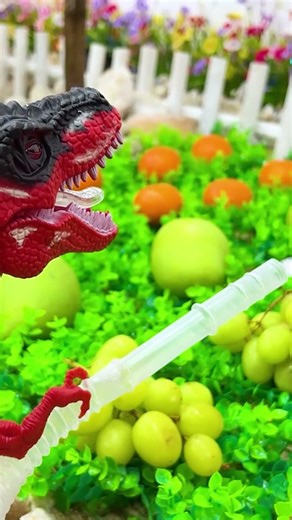 Bebé Mono NANA conduce un tractor para cosechar sandías y conoce a un dinosaurio 🍉 #nana #animal