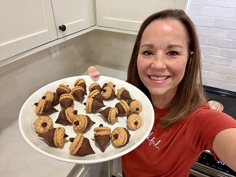 Chocolate Kiss Acorn Cookies | Shortcut version of this cute Thanksgiving treat