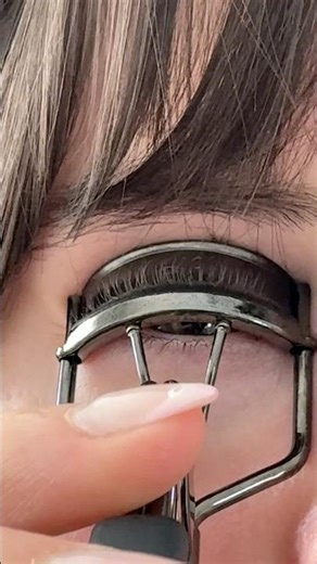 I have the shortest lashes and this is the only thing that actually works #makeup #lashes #mascara