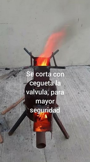 Estufa rocket con una garrafa de refrigerante