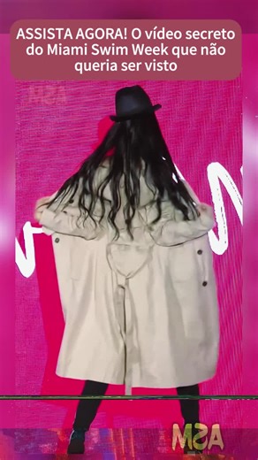 Alça da Modelo Cai Durante Miami Swim Week