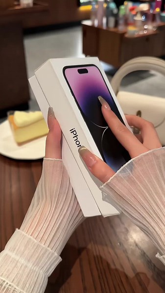 Unboxing a Hello Kitty-Themed Smartphone Surprise