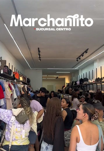 Si eres de las que todavía no ha venido a Marchantito Centro, este es un buen momento para hacerlo ✨ Ropa de marca, todo nuevo y opciones que se disfrutan. 📍 Marchantito Centro José María Pino Suárez 12A, Querétaro 👉 Ven a conocerlo. #ouletshopping #marcas #outfit #queretarock #dondecomprar