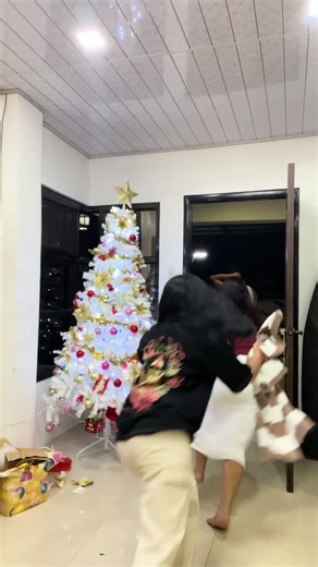 UPDATEEEE—MOMO REVEALLL HAHAHAHA 😭 Hello guys eto na po ang update HAHAHAHA—nag pakilala na po siya and yes po pinsan din lang po namin ung bata nag connect po talaga yung mic dahil po same brand po pala kami nang mic and hindi po bluetooth, as we first time experience this akala po talaga namin may something na dahil nga po wala po kaming naririnig na nag kakaraoke sa mga kapit bahay namin, and wala po kaming alam na pwede po pala siya mag connect kapag same brand kahit hindi bluetooth. Guys S