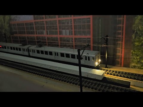 Amtrak, RTA Rapid Red Line, Conrail in Cleveland at dusk (HO model railroad train layout) 4/2024