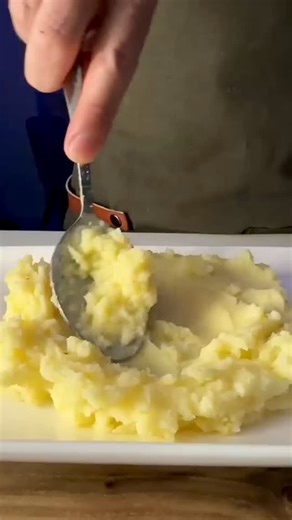 #microgreenshealthbenefits #microgreensrecipes #hydroponicmicrogreens #urbanfarming #verticalfarming #hydroponicfarming #eatwell #livewell #healthyrecipes #healthyeating #healthylifestyle 📹:EastCatering/KitchenStudio | East MicroGreens