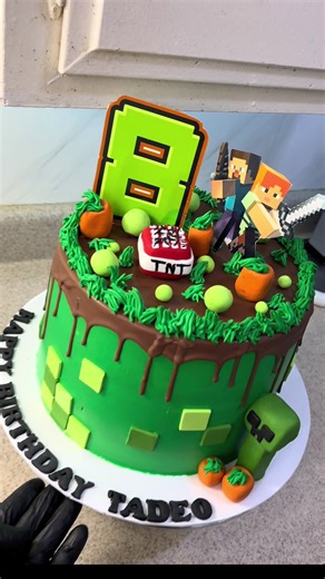 Minecraft cake !! Detalles de fondant a mano , drip de chocolate y pan vainilla , queso crema y fresa y durazno !! 🤤