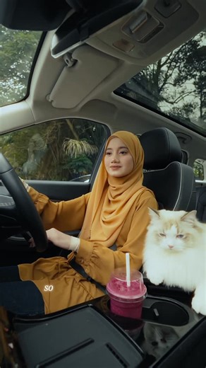 Hawa🕊️ on Instagram: "First time bawak Tenshi keluar tanpa stress sebab everything just… senang. Boot space besar, seat scratch-resistant, and cabin pun rasa luas gila. Kalau korang ada furkids (or planning to 😌), Jaecoo J5 memang the right choice for them sebab their seats material is TUV-Certified pet friendly. Go book a test drive & rasa sendiri experience dia! Trust me, game changer 🚗💨 #OMODAJAECOOMY #JAECOOJ5 #TheUrbanExplorer #EnjoyEachMomentOutdoors"