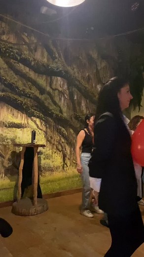 Retour sur le cours de Kizomba débutant ✨💃🏻 un exercice de guidage, travail de la connexion avec @samuelbroqueres @maeva.nsd @_sarah_lcy Merci et bravo à tous les danseurs et danseuses qui sont venus découvrir la Kizomba avec la team @dancafrolatin au @lejungle_mdm 🌴🕺🏻 #kizomba #montdemarsan #sbk #dançafrolatin #exerciceballon #guidagedanse #danseslatines | Dançafrolatin