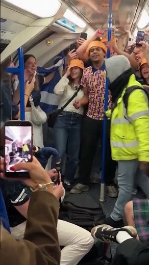 🎥 Scotland fans celebrate on London tube with bagpipes! 🏴󠁧󠁢󠁳󠁣󠁴󠁿