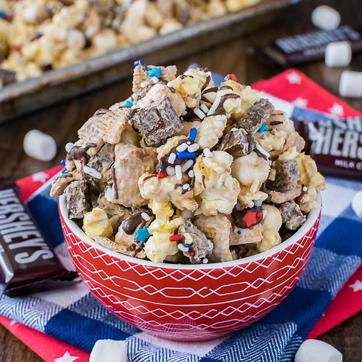 S'mores Popcorn!!!! Make a big bowl full of this chocolate, marshmallow, & graham goodness to celebrate National S'mores Day today!!! This easy snack mix never lasts long! Get the PRINTABLE RECIPE HERE: http://insidebrucrewlife.com/2012/06/smores-popcorn-munch/ | Inside BruCrew Life