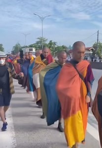 45K views · 1.1K reactions | Tu khổ hạnh... Vạn bước chân là tùy duyên. Chúc mọi người bằng an. Sáng nay đếm đoàn đồng tu đi theo sư Minh Tuệ lên đến hơn 70 người. Khó khăn sẽ tăng lên gấp bội cho việc hành tu của thầy Minh Tuệ. Mọi việc đúng là tuỳ duyên thôi. | Hoàng Nguyên Vũ | Facebook