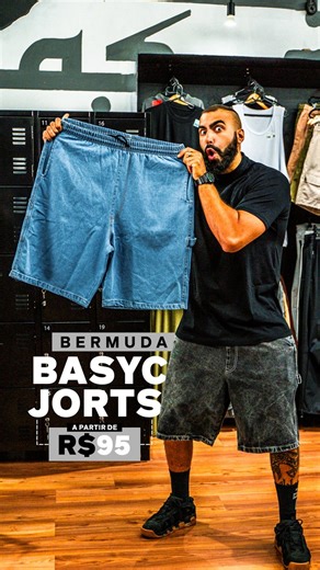 CHEGOU O JORTS DA BASYC E VOCÊ NÃO VAI ACREDITAR NESSE PREÇO. 🔥 Antes que você ache que é pegadinha, já avisamos: isso aqui é JEANS PESADO DE VERDADE. Grosso, resistente, confortável e feito pra durar mais que muita bermuda de R$500 por aí. PREÇO DE LANÇAMENTO: a partir de R$95 (confere lá, é real mesmo 😂) Modelagem larga, mobilidade pra C#R@&$%, bolsos fundos, detalhe de carpinteiro e tamanho do P ao G4. Preto ou azul, do jeitinho que tá no hype. Só que aqui não tem forro vagabundo, não tem e