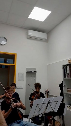 🎬 „Tenkrát na Západě“ u nás v ZUŠ Krnov 🎻 Smyčcový soubor Tomáše Mičky rozezněl třídu legendární filmovou melodií, která pořád umí zastavit čas. Mladí hráči předvedli soustředění, cit i krásnou komorní souhru. A přesně tady — v těchto chvílích — se rodí hudební paměť, týmovost a láska k interpretaci. 🎶 Kde se rodí talent? 👉 U nás na ZUŠ Krnov. #ZUSKrnov #hudebniobor #smyccovysoubor #mladitumeni #EnnioMorricone #TenkratNaZapade #kdenaroditalent #zijemehudbou Krnov - oficiální stránka města Mo