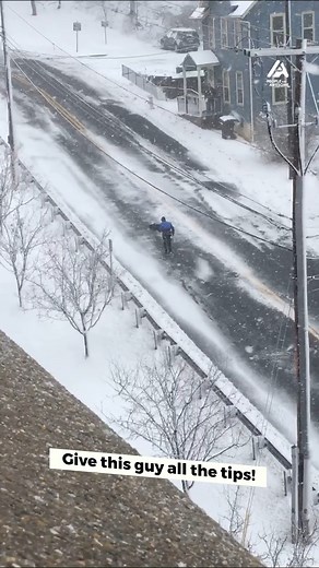 Pizza Delivery Man Walks Through Snow to Deliver Order #pizzadelivery #snowyadventure #dedication | People Are Awesome