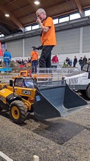 RC Telehandler ready for work! 🎮🚨 . . #rctelehandler #telehandler #rchobbies #rctruck #rctrucks #rcworld #rccars #radiocontrol #remotecontrol #rclife #rcevent #event #rcmodel #rclifestyle #RC #rchobby #hobby #messe #messefriedrichshafen #rcadventure | RC-World-Studio ll