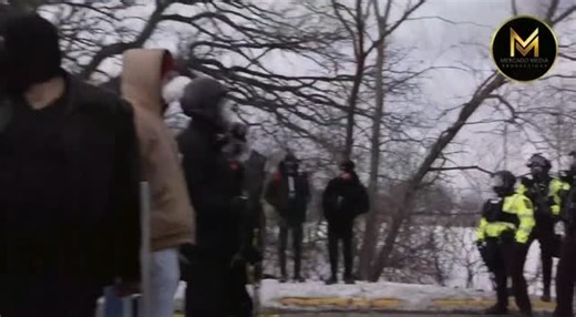 ‼️ARRESTS MADE: ICE PROTEST WHIPPLE BUILDING - St. Paul / Minneapolis Officers RUSH protesters and begin making arrests outside the Whipple Building amid ongoing protests against ICE. 📸: @guru_merc | Mercado Media