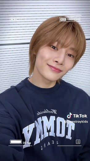 스키즈 아이엔 화보: 아이엔 볼살과 함께 춤추는 스트레이키즈 멤버