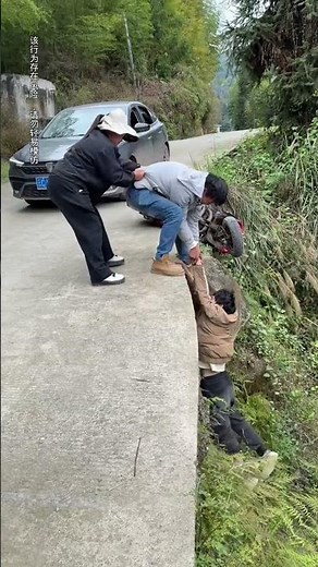 A man hanging on the edge of a cliff. #automobile#kindness #help