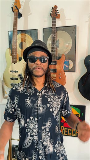 🔥 EMBAIXADA REGGAE DA GHAMA CONVIDA – 2025 🔥 No dia 27 de dezembro, Itanhaém recebe a Embaixada Reggae, projeto idealizado por Da Ghama, celebrando a união e a força do reggae brasileiro. 🌿💛💚❤️ Com 37 anos de carreira, Da Ghama apresenta o show “Sinal de Paz”, trazendo músicas do seu novo álbum e grandes sucessos do Cidade Negra, além de clássicos do reggae jamaicano e nacional. 🎶✨ O festival conta ainda com participação especial de Edu Ribeiro, abertura com DJ Jason do Lírico e show da ba